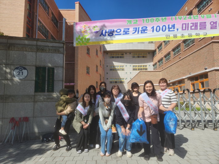 곡선동행정복지센터에서 안룡초등학교 학부모회와 함께 올바른 분리배출 홍보 캠페인을 진행하고있다.
