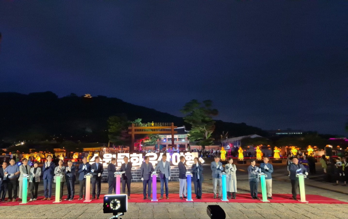 2024 수원 문화유산 야행 기념 점등식이 오후 8시 화성행궁 앞 광장에서 열렸다. 