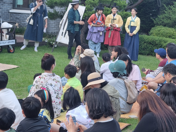 수원 깍쟁이 열연하는 배우들, 열린 문화공간 후소 잔디밭 
