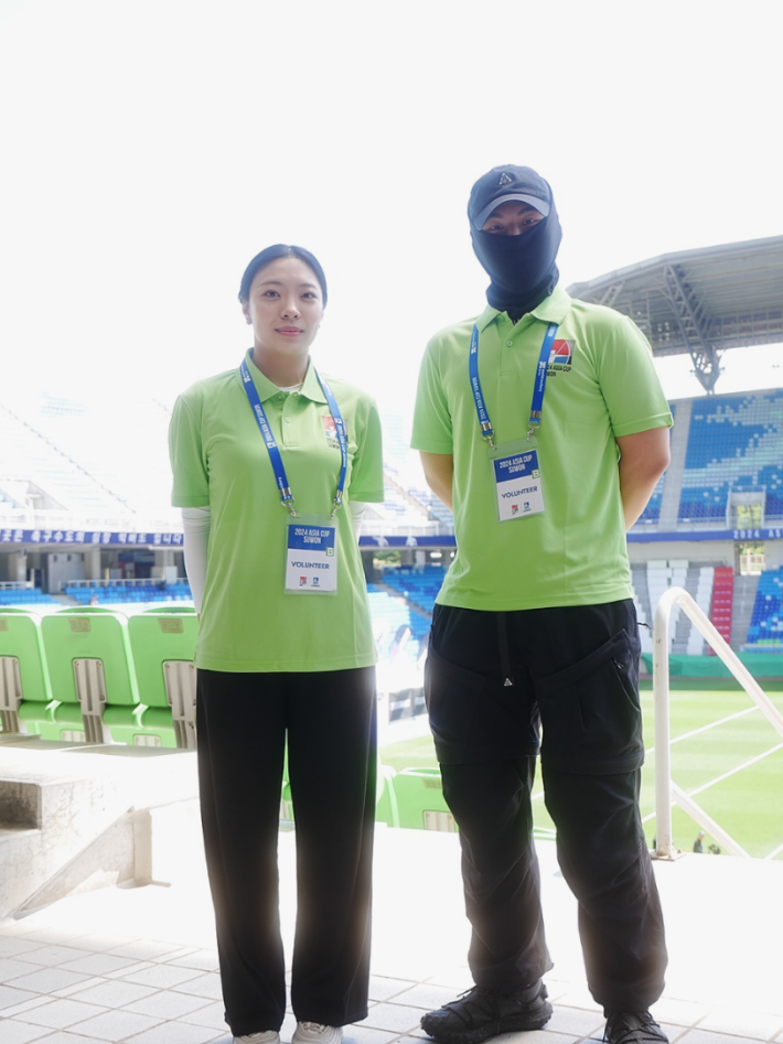 참석한 선수단과 시민들을 원활히 안내하기 위해 봉사를 하고 있는 주다연 자원봉사자(왼쪽)와 김윤성 자원봉사자(오른쪽)