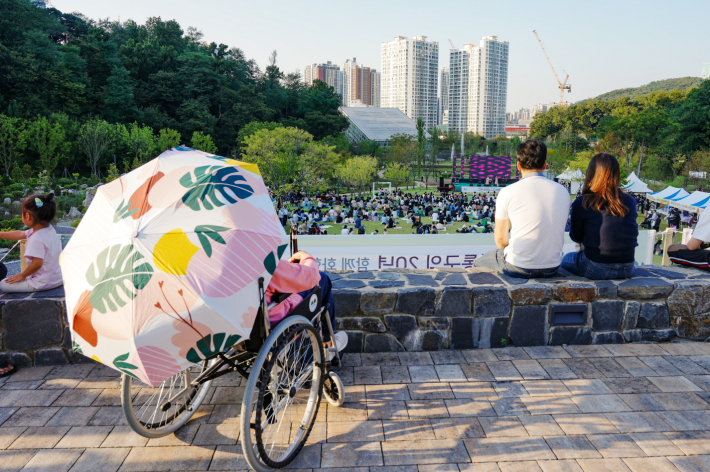 지난해 9월 '영통구 그린 하모니 콘서트'가 영흥수목원에서 개최돼 시민들이 자유롭게 관람하고 있다.