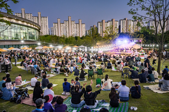 수원수목원 개원 1주년을 맞아 지난 5월28일 일월수목원에서 '별 헤는 가든 음악회'가 열려 시민들이 잔디광장을 가득 채웠다.