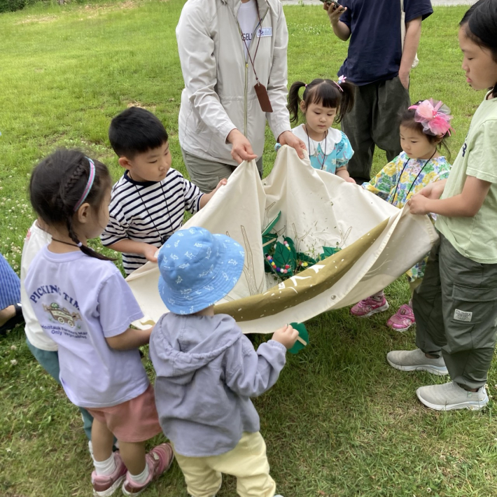 서울대학교 수원수목원 생태 프로그램에 참가한 어린이