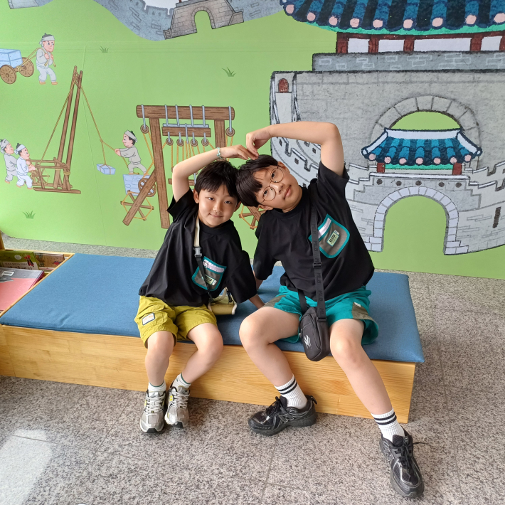화성박물관, 서울에서 관람 온 형제 기념사진
