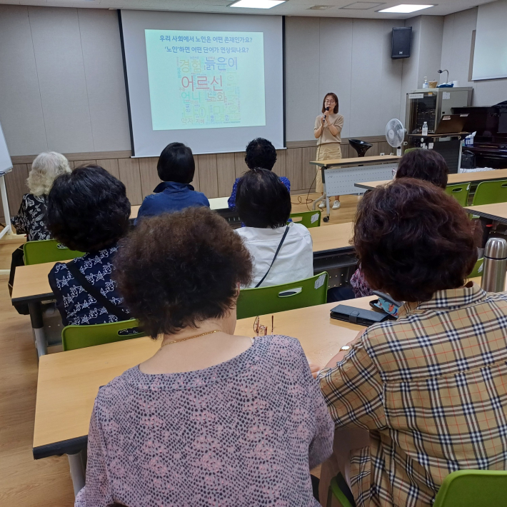 선배 시민봉사단 필수 교육받는 전경