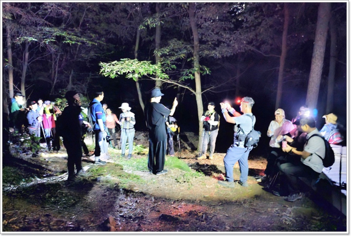 캄캄한 밤 이득현 수원그린트러스트 이사장이 광교산 숲에 대하여 설명하고 있다.