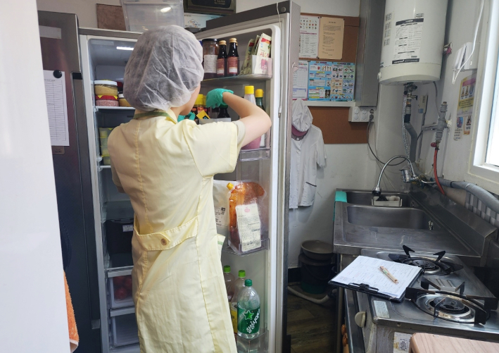 어린이급식관리지원센터 직원이 냉장고 속 식재료를 확인하고 있다.