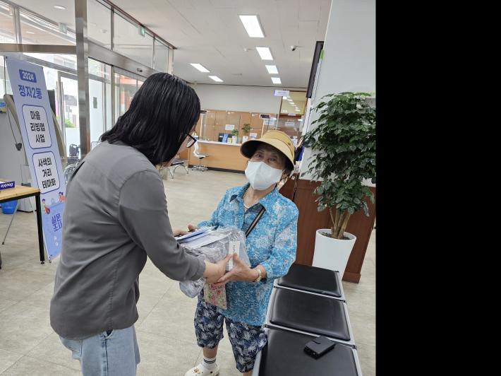 야외활동을 하시는 재활용 수집 어르신들을 위한 안정용품 지급 및 혹서기 주의사항 및 교통사고 예방을 위한 안전교육 실시