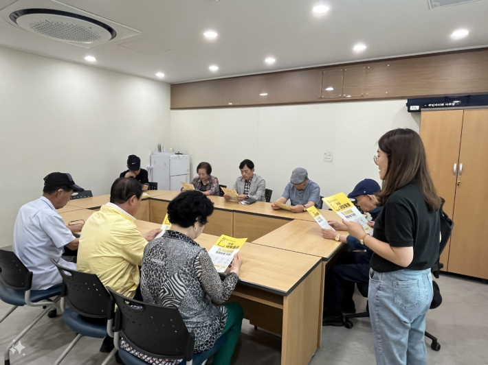 구운동 경로당 회장님들께 수원새빛돌봄 사업의 설명과 함께 적극 발굴 홍보