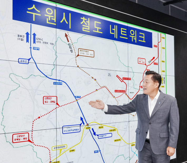 이재준 수원시장이 수원시의 격자형 광역철도망을 설명하고 있다.