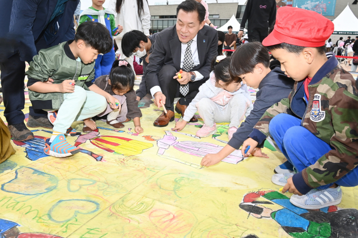 이재준 수원시장이 지난해 10월 수원화성문화제에서 시민들과 함께 축제 프로그램에 참여하고 있다.