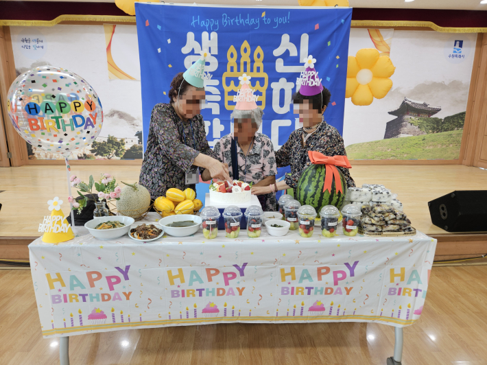 생신을 맞이한 어르신들께 생신축하자리를 준비했다.