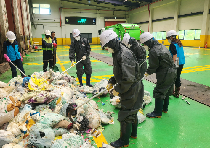 조원2동 통장협의회가 자원회수시설에서 직접 쓰레기 파봉 샘플링 작업을 하고 있다.
