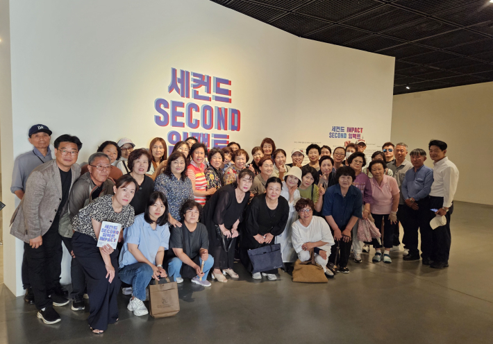 우만1동 통장협의회는 수원시립미술관 세컨드 임팩트 전시를 관람하였다.