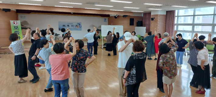 웃음꽃 피는 수업시간이다. 수강생이 즐겁게 수업에 임하고 있다.