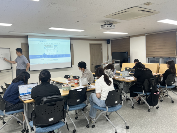 1인가구 금융안전교육 장면(사진=수원시건강가정지원센터)