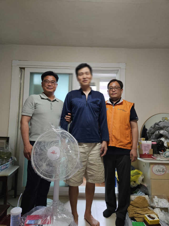 우만1동 지역사회보장협의체(민간위원장 김부성)는 폭염에 시달리는 소외계층의 '시원한 여름나기'를 위해 지난 9일 저소득층 5가구를 선정해 선풍기를 전달했다. 