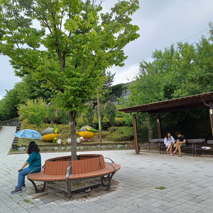  밤나무 동산 쉼터 전경