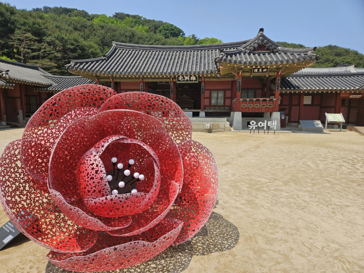 화성행궁 유여택 앞, 앞에 보이는 꽃 모양의 작품은 양성근 작가의 작품 '궁궐의 꽃 모란'이다