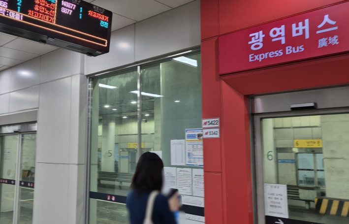 지하1층 버스환승센터에서 광역버스를 기다리고 있는 이용객. 스크린도어가 설치되어 있다.