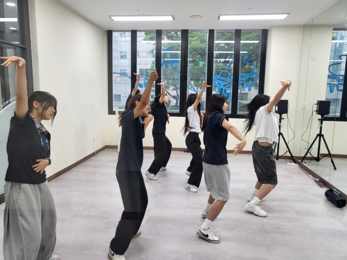 당수중학교 댄스부 학생들이 연습 중에 있다.