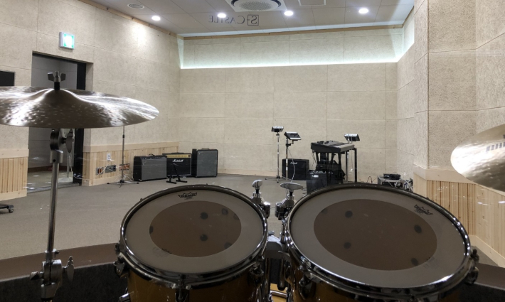 수원청소년문화센터 지하 1층에 위치한 음아공간 '뮤트'. 밴드실에 드럼과 전자피아노가 있다.