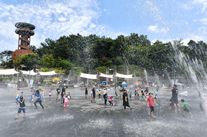 수원시 광교호수공원 바닥분수에서 시민들이 무더위 속 물놀이를 즐기고 있다.