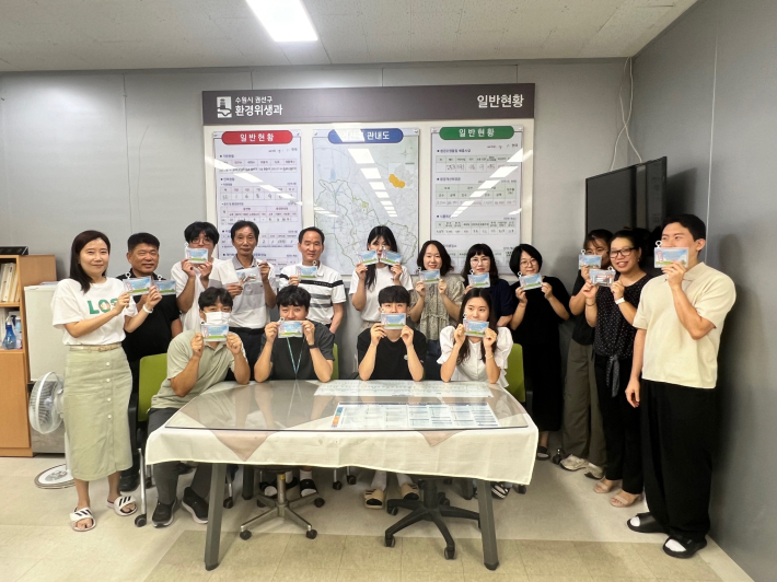 권선구 환경위생과 직원들이 매주 목요일을 클린데이로 지정하여 유용폐자원 적극 수거를 실시하고 있다