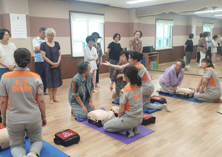 정자3동 행정복지센터에서 심폐소생술 실습 교육을 하고 있다