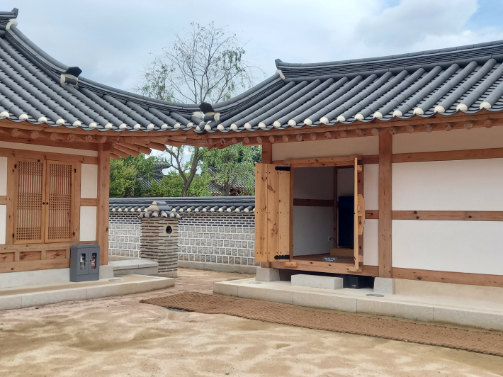 별주. 정조대왕이 행차할 때 음식을 준비하고 문서를 보관한 곳이다. 혜경궁 홍씨의 회갑 잔치 때 잔칫상을 준비했다.