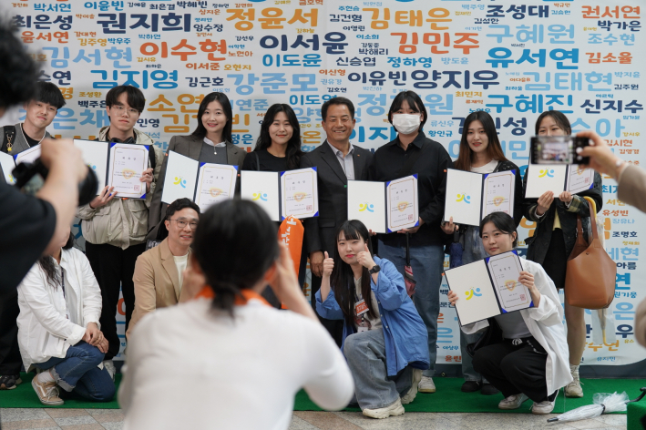 지난 4월 수원시청소년청년재단 청년네트워크 단원으로 위촉된 청년들이 기념촬영을 하고 있다.