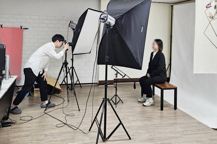 수원시청소년청년재단의 청년도전 지원사업 프로그램 중 취업역량 강화를 위한 면접사진 촬영이 진행되고 있다.