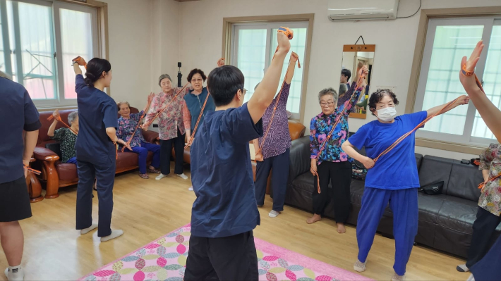 수원시청소년청년재단의 1만개의 봉사발자국 프로젝트에 참여한 동남대학교 봉사동아리가 화서2동 어르신들에게 치매예방 건강체조를 알려드리고 있다