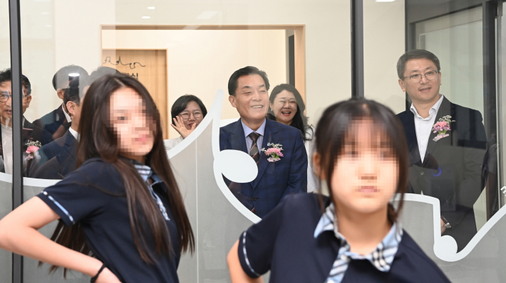 지난 7월18일 음악창작공간 '뮤트' 개관식에서 이재준 수원시장을 비롯한 관계자들이 청소년들의 댄스 연습 장면을 보고 있다.