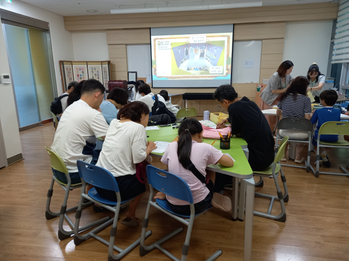 프로그램 만족도 조사 중. 여름방학 교육 신청은 짧은 시간 안에 마감된다. 수원지역 초등학교 3학년 학생이 배우는 내용과 연계되어 있어 부모들도 관심이 많다.