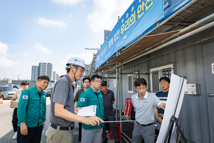 김현수 수원시 제1부시장이 지난 2일 수원 당수지구 상업3-3구역 건설현장 점검을 실시하고 있다.