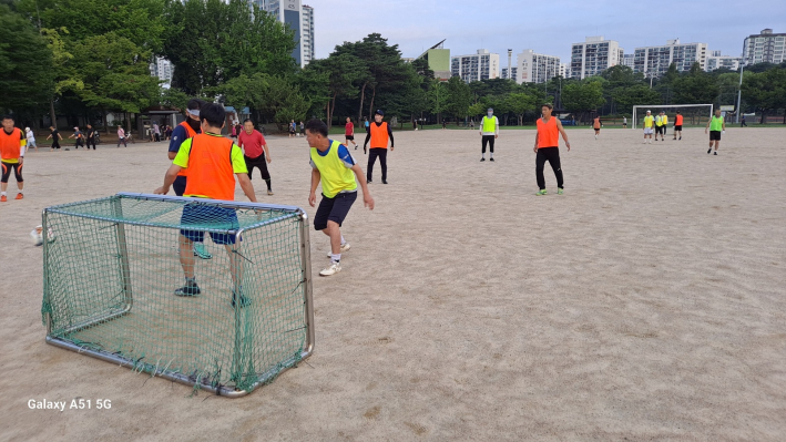 미니축구(풋살)를 즐기는 시민들