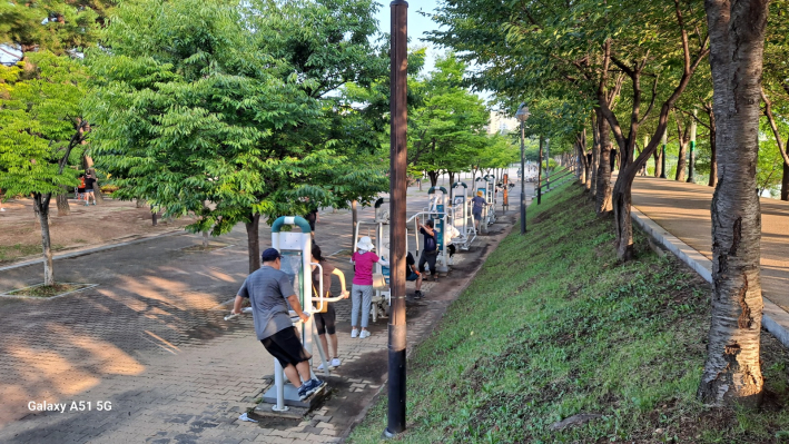 각종 기능의 기구를 이용 운동하는 시민들