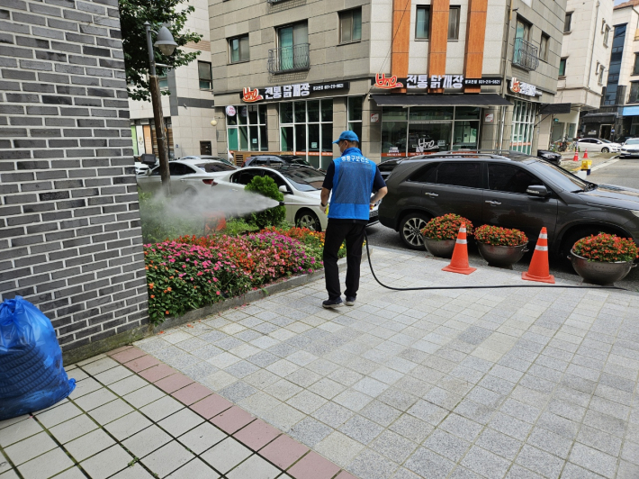 영통구 보건소 관계자가 광교2동 청사 주변을 소독중이다.