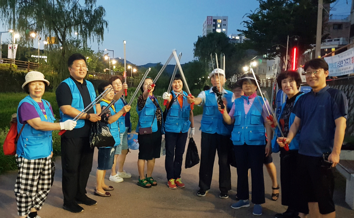 재향군인회가 수원천 일대에서 환경정화 봉사활동을 진행하고 있다.