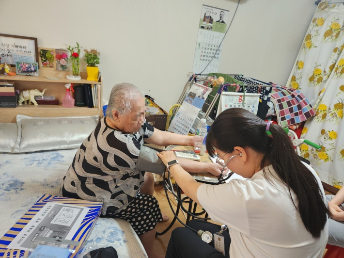 인계동 행정복지센터 간호직 공무원이 건강특화사업 대상자의 혈압을 측정하고 있다.