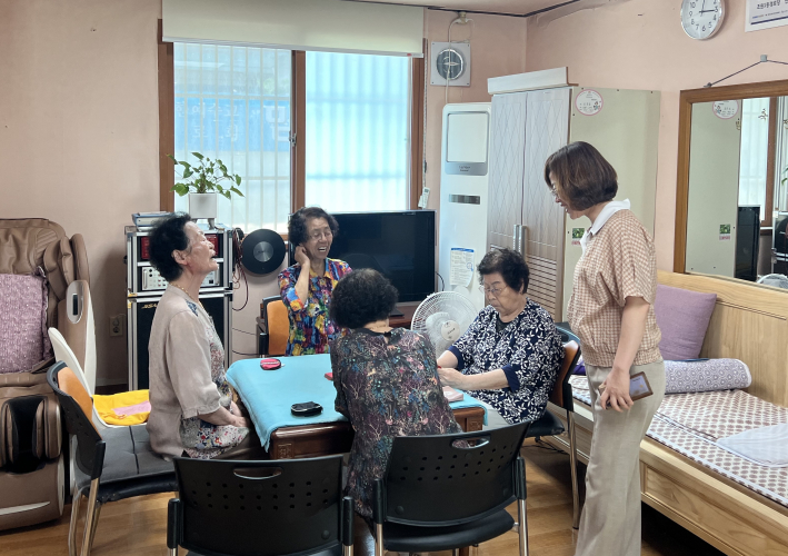 유순근 조원1동장이 경로당 회원분들의 안부를 묻고 있다.