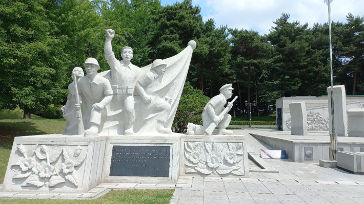 충혼탑 외쪽 '조국 수호상' 전경