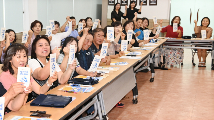  지난 8일 평동 행정복지센터에서 통장협의회를 대상으로 '찾아가는 자원순환정책 설명회'가 열려 참석자들이 팜플렛을 들어 보이고 있다.