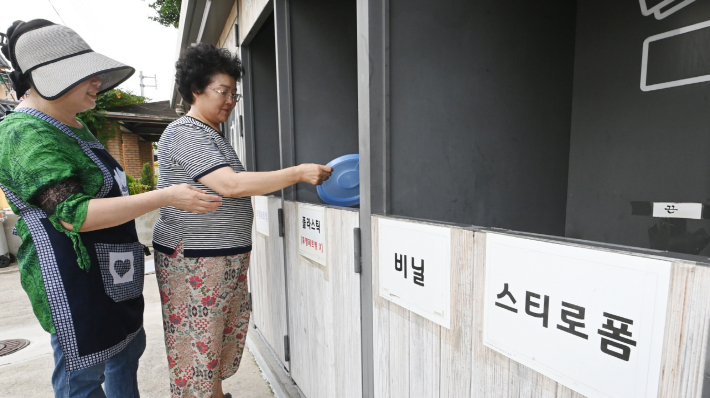 수원시 권선구 세류2동 자원순환역에 배치된 관리자가 주민에게 분리배출을 지도하고 있다.