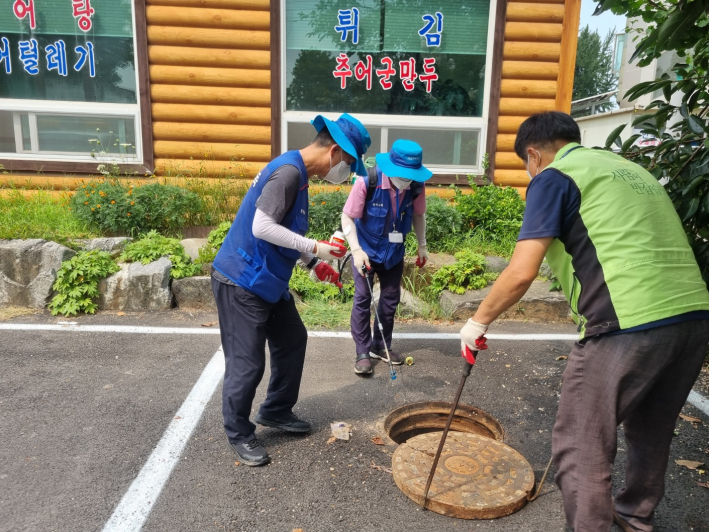 탑동 주택가 정화조를 소독하고 있는 권선구 보건소 방역팀