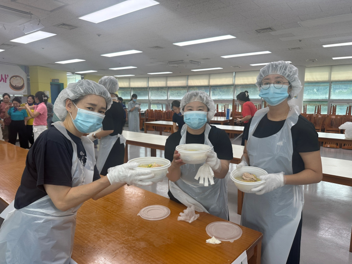 영통중학교 학교운영위원회 위원들은 작년에 이어 올해도 꾸준히 봉사를 이어가겠다고 전했다.