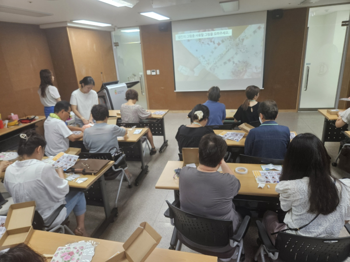 기후변화에 따라 환경을 지키기 위한 작은 실천을   위해 업싸이클링 만들기 체험으로 폐유리 컵받침, 친환경 부채만들기 등 쉽게 버릴 수 있는 폐품이 새롭게 일상생활의 필요한 물품으로 변화할 수 있는 생각의 전환하는 시간을 가짐.  