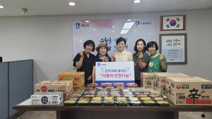 손맛1004봉사단(단장 이광자)에서 정성 가득한 반찬을 만들어 후원하고 기념사진을 촬영하였다.