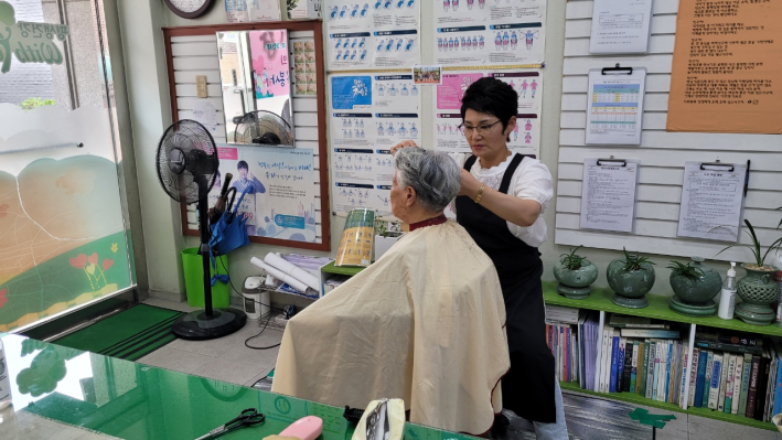 지난 20일 매화재가복지센터(센터장 권향옥)에서는 재능기부로 이·미용 서비스를 진행하고 저소득 홀몸어르신 4명의 머리를 깔끔하게 단장했다. 